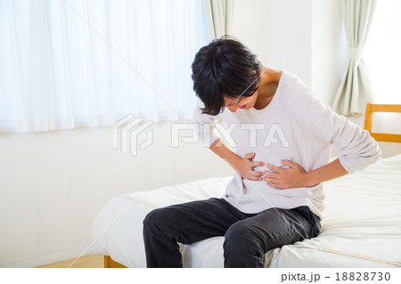胃痛 腹痛 胃もたれ 胃腸炎 疲れ 疲労 体調不良 10代か20代の若い男性 ポートレート 部屋着 胃痛 腹痛 胃もたれ 胃腸炎 疲れ 疲労 体調不良 10代か20代の若い男性 ポートレート 部屋着 18828730