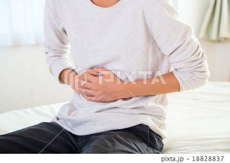 胃痛 腹痛 胃もたれ 胃腸炎 疲れ 疲労 体調不良 10代か20代の若い男性 ポートレート 部屋着 胃痛 腹痛 胃もたれ 胃腸炎 疲れ 疲労 体調不良 10代か20代の若い男性 ポートレート 部屋着 18828837