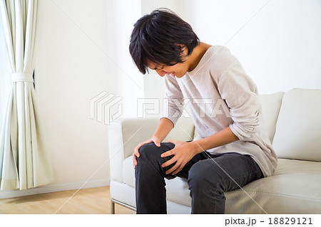 膝痛 膝を痛めた男性 足を痛める 体調不良 10代か20代の若い男性 ポートレート 部屋着 膝痛 膝を痛めた男性 足を痛める 体調不良 10代か20代の若い男性 ポートレート 部屋着 18829121