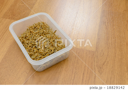 Fried Ricefish in plastic box on wooden floor 18829142