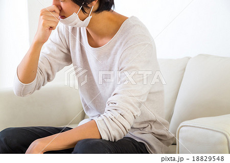 鼻炎　鼻づまり　花粉症　鼻水　体調不良　10代か20代の若い男性　ポートレート　部屋着 18829548