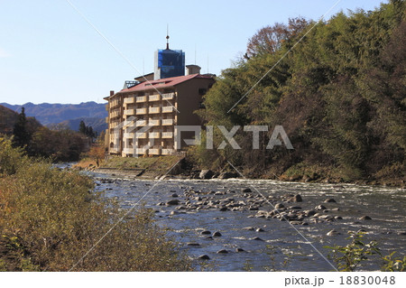 紅葉の利根川と上牧温泉郷 18830048