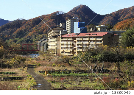 紅葉の利根川と上牧温泉郷 18830049