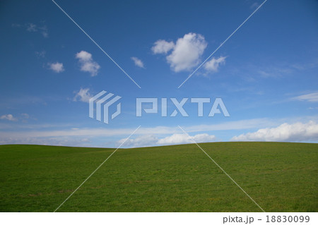 青空と雲 緑の丘 青空と雲 緑の丘 18830099
