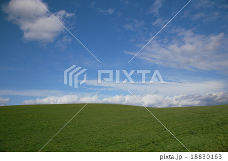 青空と雲 緑の丘 青空と雲 緑の丘 18830163