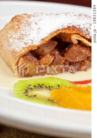 Apple strudel closeup 18831384