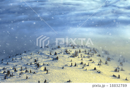 Peaks above clouds Peaks above clouds 18832789