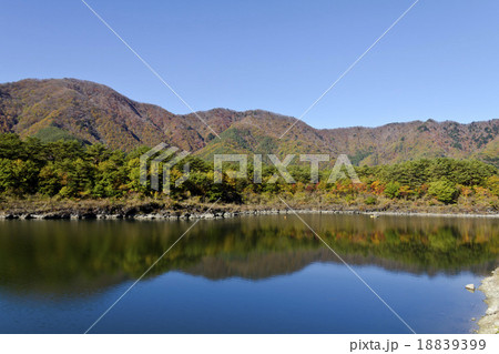 紅葉が映り込む湖 18839399