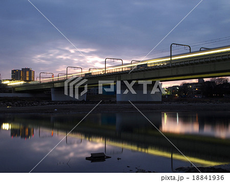 多摩川からの電車の光跡 多摩川からの電車の光跡 18841936