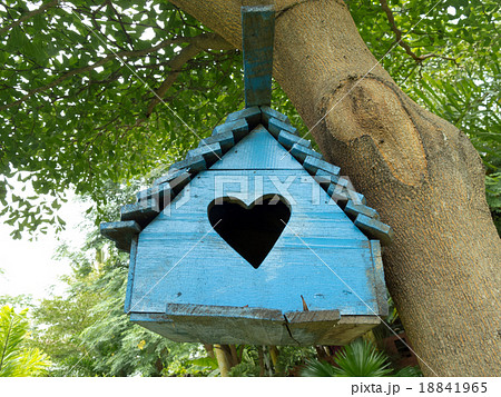 wooden birdhouse 18841965