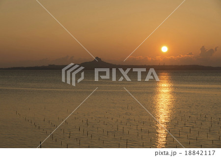 伊江島に沈む夕日 18842117