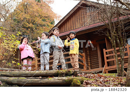 コテージと子供 18842320