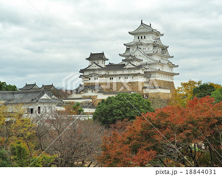 Himeji Castle in autumn season. Himeji Castle in autumn season. 18844031