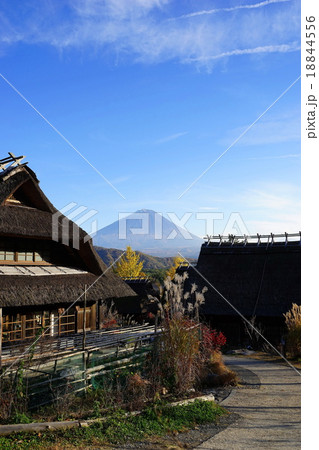 11月富士山1099茅葺き屋根群・根場の秋 18844556