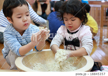 そば打ち体験をするこども 18845357