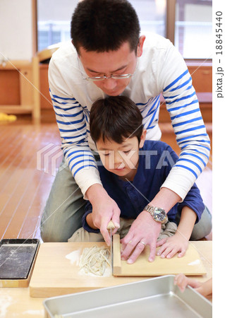 そば打ち体験をする親子 18845440