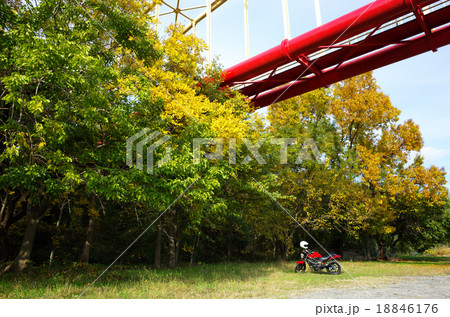 秋のバイクツーリング　紅葉と赤い水管橋の下 18846176