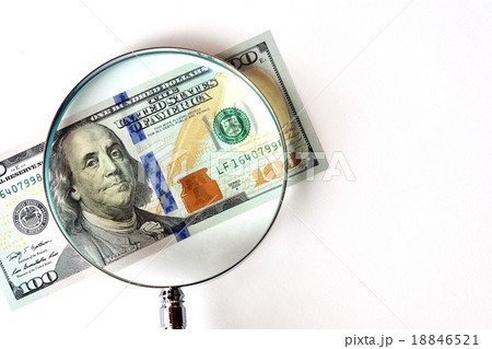 基軸通貨米ドルのお札と虫眼鏡 基軸通貨米ドルのお札と虫眼鏡 18846521