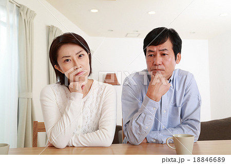 悩む40代の夫婦 悩む40代の夫婦 18846689