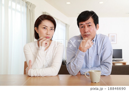 悩む40代の夫婦 悩む40代の夫婦 18846690