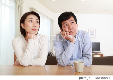 悩む40代の夫婦 悩む40代の夫婦 18846691