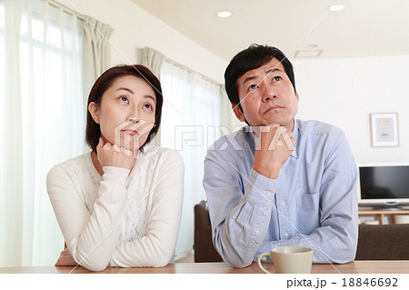 悩む40代の夫婦 悩む40代の夫婦 18846692