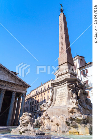 Fountain on the Piazza della Rotonda in Rome 18847016