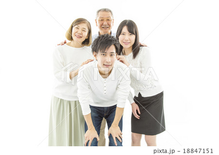 幸せそうに寄り添う4人家族 18847151