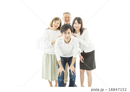 幸せそうに寄り添う4人家族 幸せそうに寄り添う4人家族 18847152