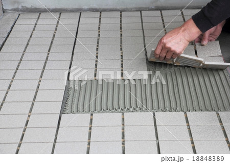 玄関のタイル貼り 18848389