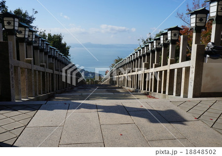 西ノ瀧の参道と瀬戸内海　香川県小豆郡小豆島町 18848502