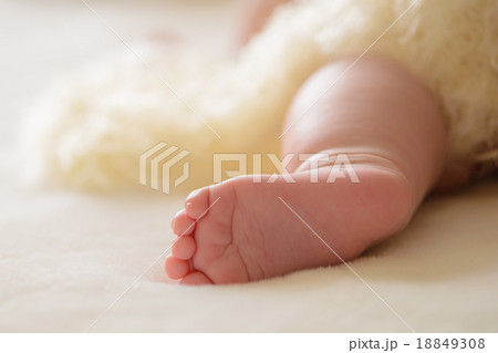 Little baby on the bed at home Little baby on the bed at home 18849308