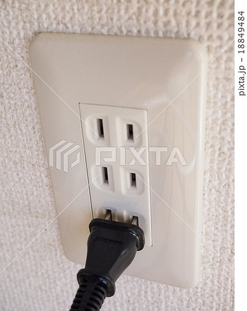 外れそうなコンセント 18849484