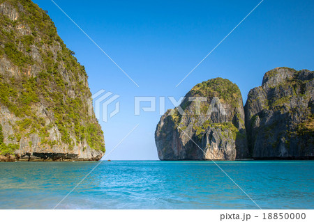 Maya Bay at Koh Phi Phi Leh island, Krabi 18850000