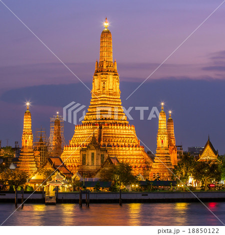 Illuminated Wat Arun in Bangkok, Thailand Illuminated Wat Arun in Bangkok, Thailand 18850122