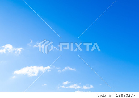 雲　積雲　層雲　青い空　一般的な空と雲　白い雲　秋の空　背景用素材　クラウド　青空　合成用背景 18850277
