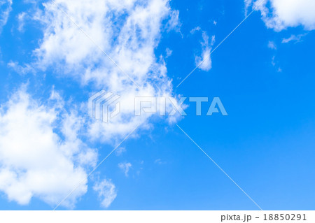 雲　積雲　層雲　青い空　一般的な空と雲　白い雲　秋の空　背景用素材　クラウド　青空　合成用背景 18850291