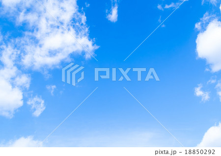 雲　積雲　層雲　青い空　一般的な空と雲　白い雲　秋の空　背景用素材　クラウド　青空　合成用背景 18850292