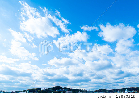 雲　積雲　層雲　青い空　一般的な空と雲　白い雲　秋の空　背景用素材　クラウド　青空　合成用背景 18850319