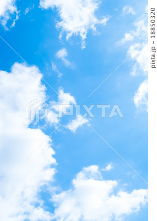 雲　積雲　層雲　青い空　一般的な空と雲　白い雲　秋の空　背景用素材　クラウド　青空　合成用背景 18850320