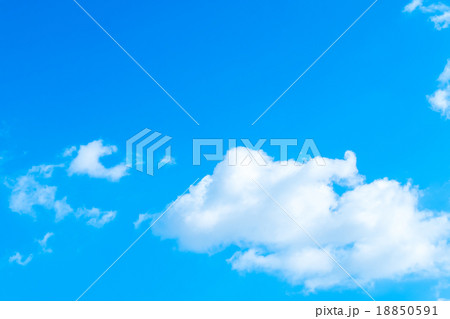 層雲　積雲　秋の空　一般的な空と雲　白い雲と青い空　背景素材　コピースペース　文字スペース 18850591