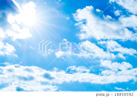 層雲　積雲　秋の空　一般的な空と雲　白い雲と青い空　背景素材　コピースペース　文字スペース 18850592