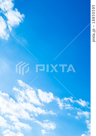 層雲　積雲　秋の空　一般的な空と雲　白い雲と青い空　背景素材　コピースペース　文字スペース 18850595
