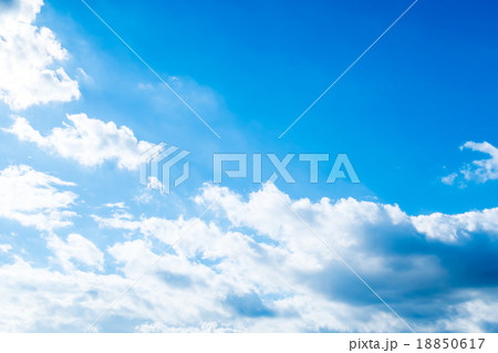 層雲 積雲 秋の空 一般的な空と雲 白い雲と青い空 背景素材 コピースペース 文字スペース 層雲 積雲 秋の空 一般的な空と雲 白い雲と青い空 背景素材 コピースペース 文字スペース 18850617