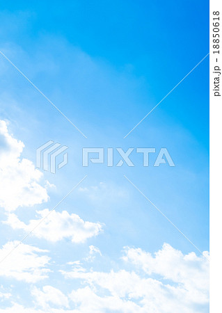 層雲 積雲 秋の空 一般的な空と雲 白い雲と青い空 背景素材 コピースペース 文字スペース 層雲 積雲 秋の空 一般的な空と雲 白い雲と青い空 背景素材 コピースペース 文字スペース 18850618