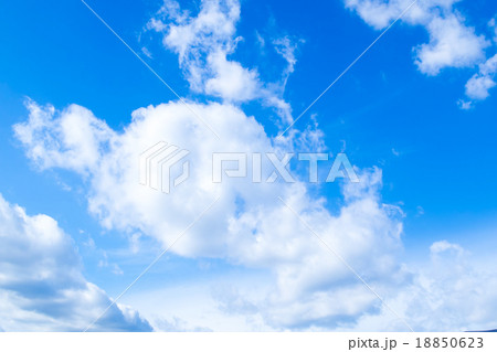 層雲 積雲 秋の空 一般的な空と雲 白い雲と青い空 背景素材 コピースペース 文字スペース 層雲 積雲 秋の空 一般的な空と雲 白い雲と青い空 背景素材 コピースペース 文字スペース 18850623