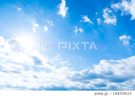 層雲 積雲 秋の空 一般的な空と雲 白い雲と青い空 背景素材 コピースペース 文字スペース 層雲 積雲 秋の空 一般的な空と雲 白い雲と青い空 背景素材 コピースペース 文字スペース 18850633
