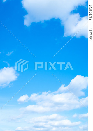 層雲　積雲　秋の空　一般的な空と雲　白い雲と青い空　背景素材　コピースペース　文字スペース 18850636