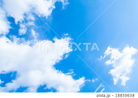 層雲 積雲 秋の空 一般的な空と雲 白い雲と青い空 背景素材 コピースペース 文字スペース 層雲 積雲 秋の空 一般的な空と雲 白い雲と青い空 背景素材 コピースペース 文字スペース 18850638