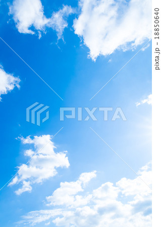 層雲　積雲　秋の空　一般的な空と雲　白い雲と青い空　背景素材　コピースペース　文字スペース 18850640
